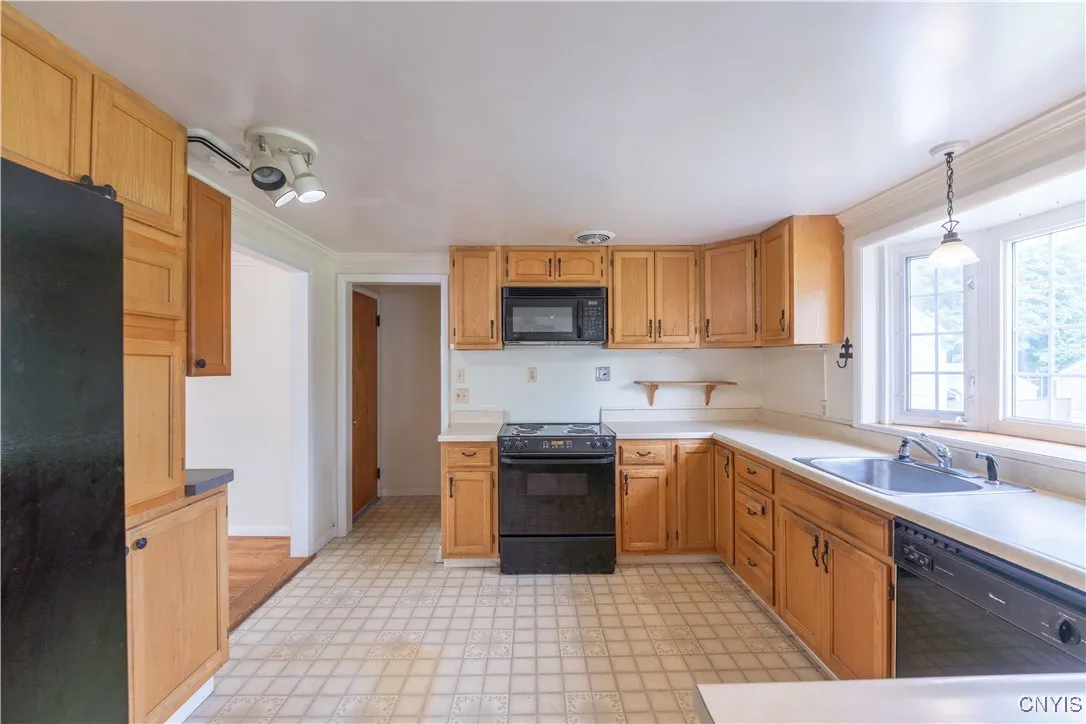37 Cambridge Road, Whitestown, New York 13492, Whitestown, New York 13492, 4 Bedrooms Bedrooms, 7 Rooms Rooms,2 BathroomsBathrooms,Residential,For Sale,37 Cambridge Road, Whitestown, New York 13492,S1621182