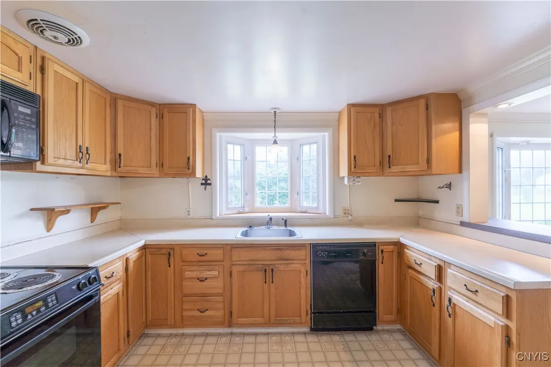 37 Cambridge Road, Whitestown, New York 13492, Whitestown, New York 13492, 4 Bedrooms Bedrooms, 7 Rooms Rooms,2 BathroomsBathrooms,Residential,For Sale,37 Cambridge Road, Whitestown, New York 13492,S1621182