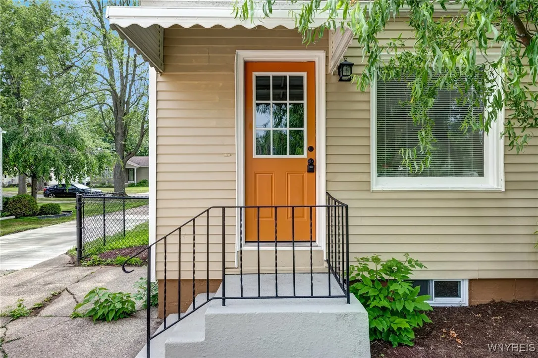93 Sharon Drive, Tonawanda, New York 14150, Tonawanda, New York 14150, 4 Bedrooms Bedrooms, 6 Rooms Rooms,2 BathroomsBathrooms,Residential,For Sale,93 Sharon Drive, Tonawanda, New York 14150,B1621844