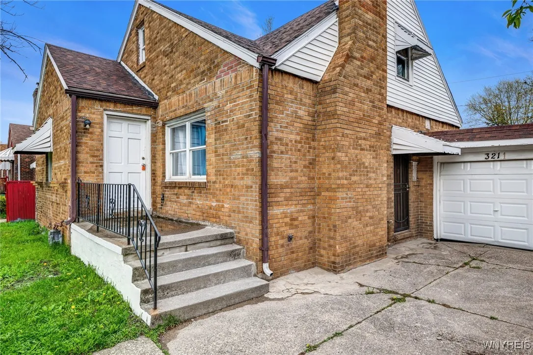 321 Eggert Road, Cheektowaga, New York 14215, Cheektowaga, New York 14215, 4 Bedrooms Bedrooms, 7 Rooms Rooms,1 BathroomBathrooms,Residential Lease,For Rent,321 Eggert Road, Cheektowaga, New York 14215,B1621628