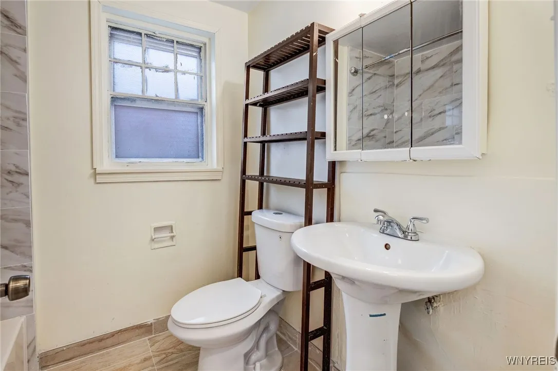 321 Eggert Road, Cheektowaga, New York 14215, Cheektowaga, New York 14215, 4 Bedrooms Bedrooms, 7 Rooms Rooms,1 BathroomBathrooms,Residential Lease,For Rent,321 Eggert Road, Cheektowaga, New York 14215,B1621628