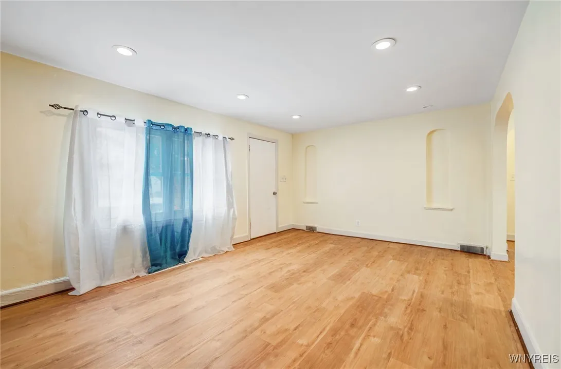 321 Eggert Road, Cheektowaga, New York 14215, Cheektowaga, New York 14215, 4 Bedrooms Bedrooms, 7 Rooms Rooms,1 BathroomBathrooms,Residential Lease,For Rent,321 Eggert Road, Cheektowaga, New York 14215,B1621628