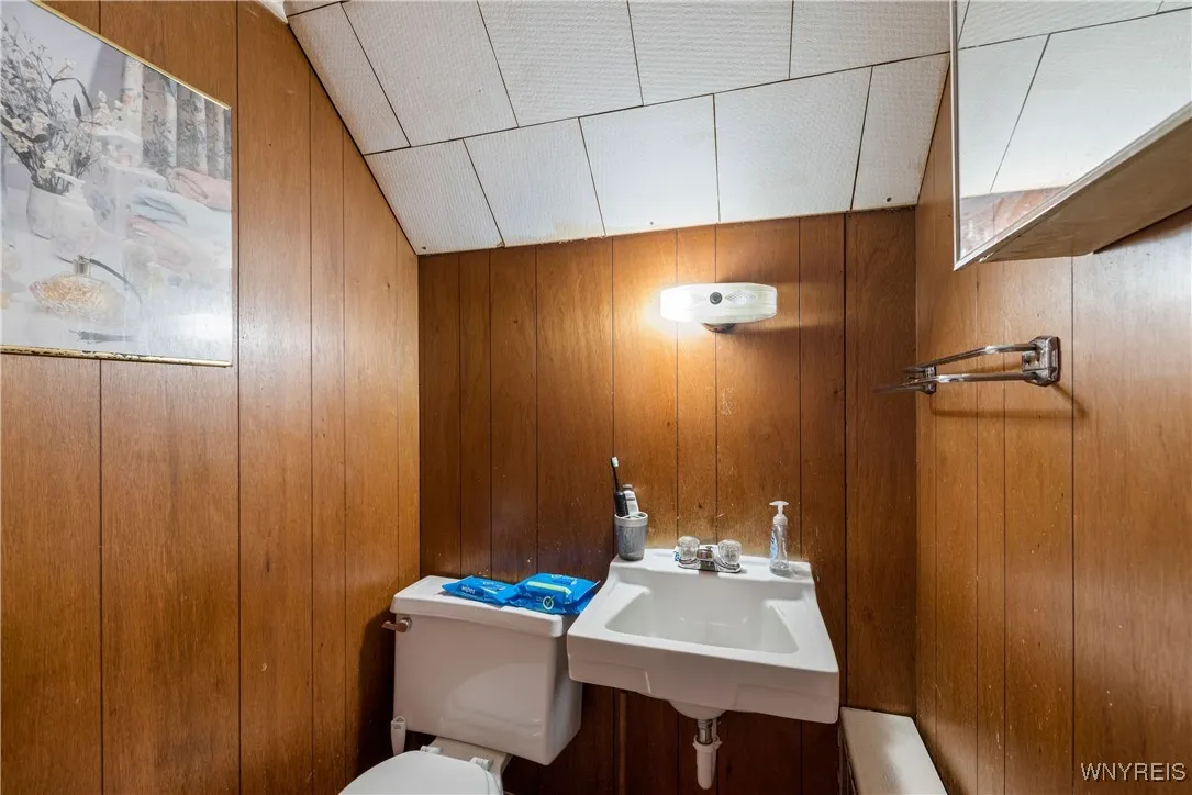 305 Warwick Ave Avenue, Buffalo, New York 14215, Buffalo, New York 14215, 5 Bedrooms Bedrooms, 8 Rooms Rooms,1 BathroomBathrooms,Residential,For Sale,305 Warwick Ave Avenue, Buffalo, New York 14215,B1621457