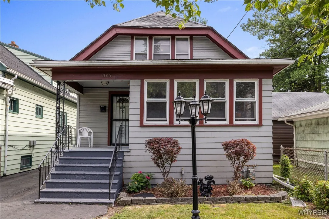 305 Warwick Ave Avenue, Buffalo, New York 14215, Buffalo, New York 14215, 5 Bedrooms Bedrooms, 8 Rooms Rooms,1 BathroomBathrooms,Residential,For Sale,305 Warwick Ave Avenue, Buffalo, New York 14215,B1621457