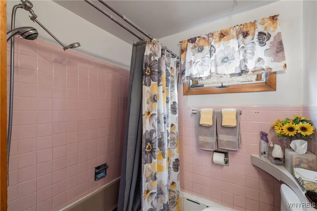 305 Warwick Ave Avenue, Buffalo, New York 14215, Buffalo, New York 14215, 5 Bedrooms Bedrooms, 8 Rooms Rooms,1 BathroomBathrooms,Residential,For Sale,305 Warwick Ave Avenue, Buffalo, New York 14215,B1621457