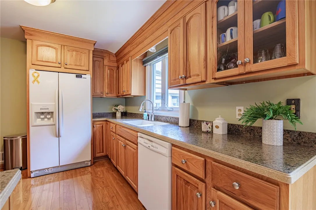 838 Chestnut Bend, Webster, New York 14580, Webster, New York 14580, 3 Bedrooms Bedrooms, 7 Rooms Rooms,2 BathroomsBathrooms,Residential,For Sale,838 Chestnut Bend, Webster, New York 14580,R1621186