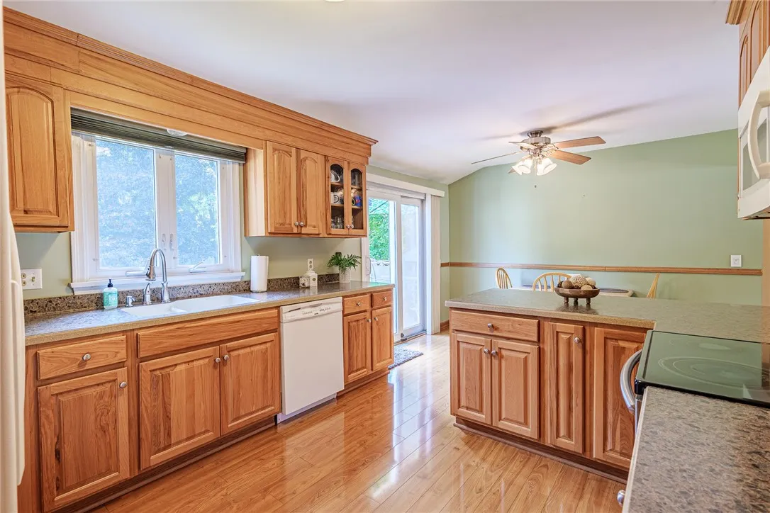 838 Chestnut Bend, Webster, New York 14580, Webster, New York 14580, 3 Bedrooms Bedrooms, 7 Rooms Rooms,2 BathroomsBathrooms,Residential,For Sale,838 Chestnut Bend, Webster, New York 14580,R1621186