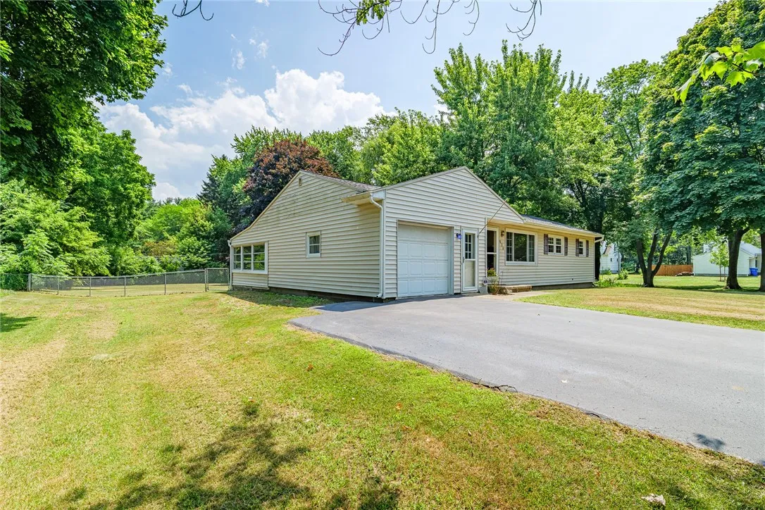 838 Chestnut Bend, Webster, New York 14580, Webster, New York 14580, 3 Bedrooms Bedrooms, 7 Rooms Rooms,2 BathroomsBathrooms,Residential,For Sale,838 Chestnut Bend, Webster, New York 14580,R1621186