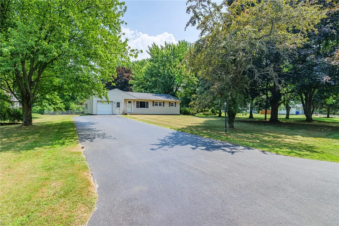 838 Chestnut Bend, Webster, New York 14580, Webster, New York 14580, 3 Bedrooms Bedrooms, 7 Rooms Rooms,2 BathroomsBathrooms,Residential,For Sale,838 Chestnut Bend, Webster, New York 14580,R1621186