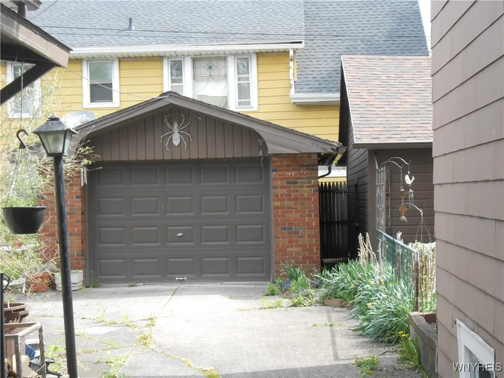 Garage & Driveway