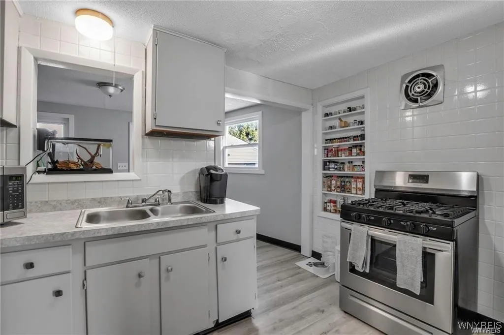 40 Remington Place, Buffalo, New York 14210, Buffalo, New York 14210, 3 Bedrooms Bedrooms, 7 Rooms Rooms,1 BathroomBathrooms,Residential,For Sale,40 Remington Place, Buffalo, New York 14210,B1621898