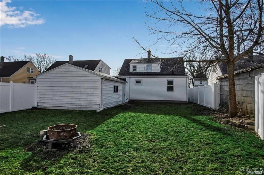 40 Remington Place, Buffalo, New York 14210, Buffalo, New York 14210, 3 Bedrooms Bedrooms, 7 Rooms Rooms,1 BathroomBathrooms,Residential,For Sale,40 Remington Place, Buffalo, New York 14210,B1621898