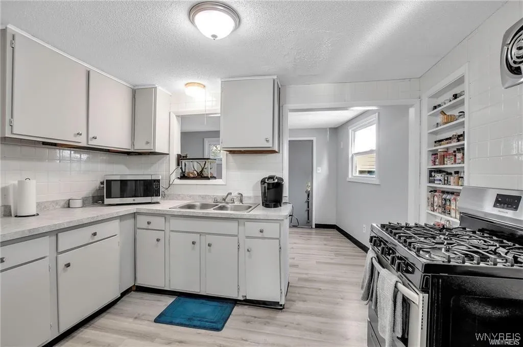 40 Remington Place, Buffalo, New York 14210, Buffalo, New York 14210, 3 Bedrooms Bedrooms, 7 Rooms Rooms,1 BathroomBathrooms,Residential,For Sale,40 Remington Place, Buffalo, New York 14210,B1621898