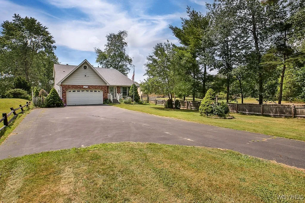 Large driveway with tons of parking and turnaround area