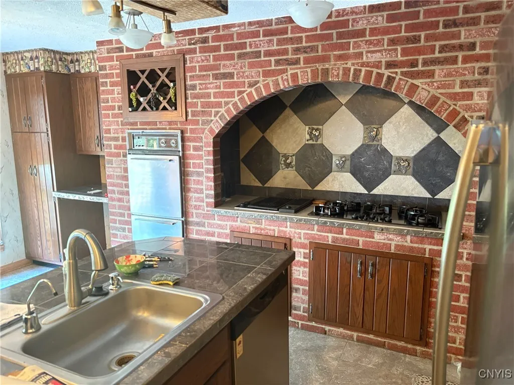 Island with sink and dishwasher