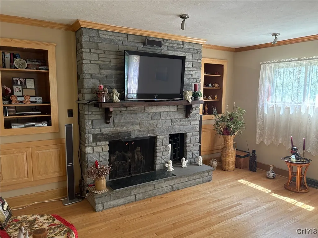 Gas fireplace with side built-ins