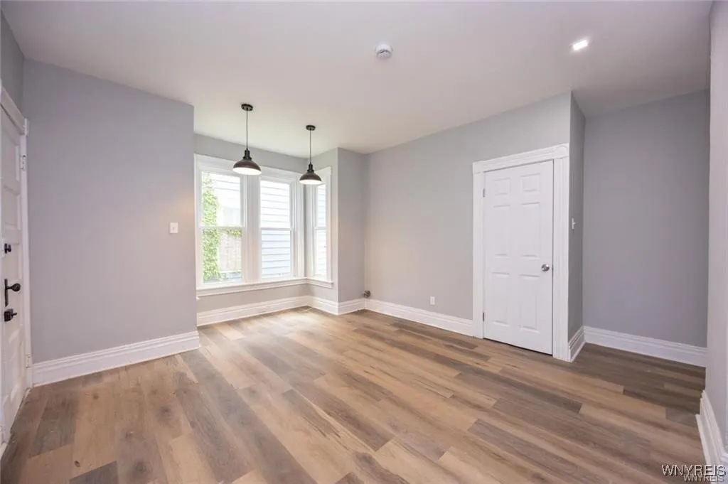 432 Cedar Avenue 3, Niagara Falls, New York 14301, Niagara Falls, New York 14301, 2 Bedrooms Bedrooms, 6 Rooms Rooms,1 BathroomBathrooms,Residential Lease,For Rent,432 Cedar Avenue 3, Niagara Falls, New York 14301,B1621917