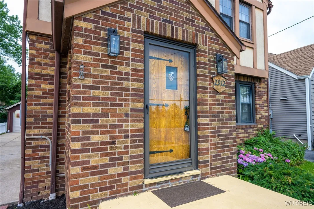 2912 Eggert Road, Tonawanda, New York 14150, Tonawanda, New York 14150, 3 Bedrooms Bedrooms, 9 Rooms Rooms,1 BathroomBathrooms,Residential,For Sale,2912 Eggert Road, Tonawanda, New York 14150,B1621675