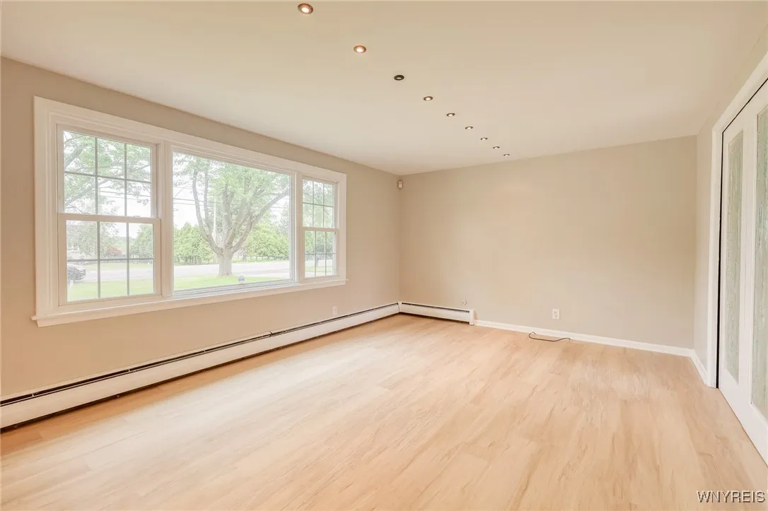 1946 Bedell Road, Grand Island, New York 14072, Grand Island, New York 14072, 3 Bedrooms Bedrooms, 7 Rooms Rooms,1 BathroomBathrooms,Residential,For Sale,1946 Bedell Road, Grand Island, New York 14072,B1621352
