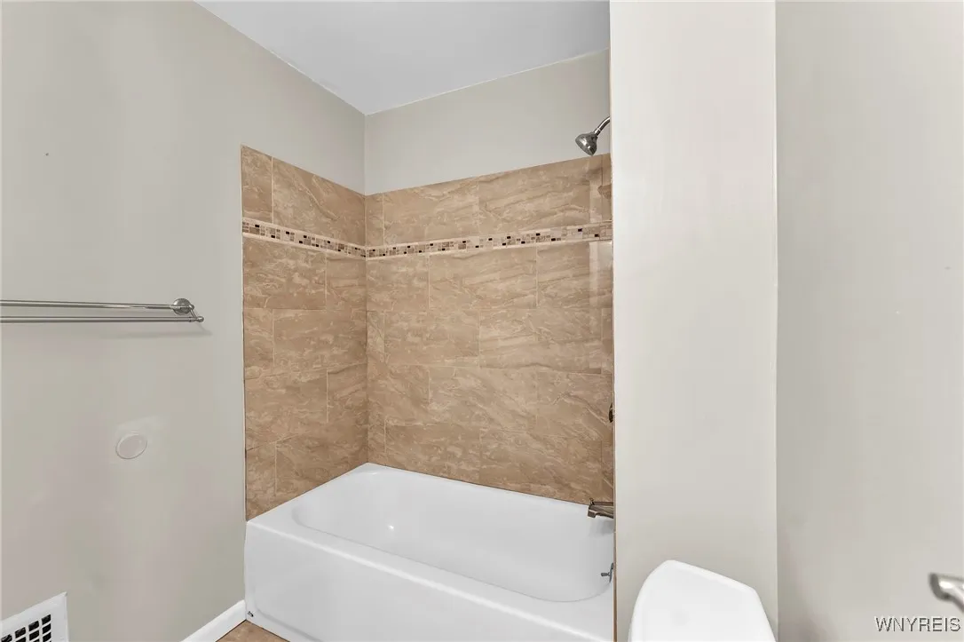 Beautiful tile in full bath.