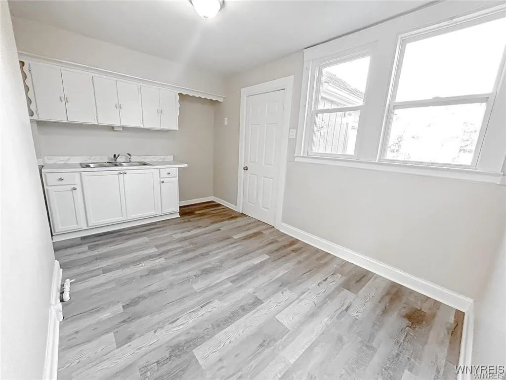527 24th Street 533, Niagara Falls, New York 14301, Niagara Falls, New York 14301, 2 Bedrooms Bedrooms, 5 Rooms Rooms,1 BathroomBathrooms,Residential Lease,For Rent,527 24th Street 533, Niagara Falls, New York 14301,B1621740