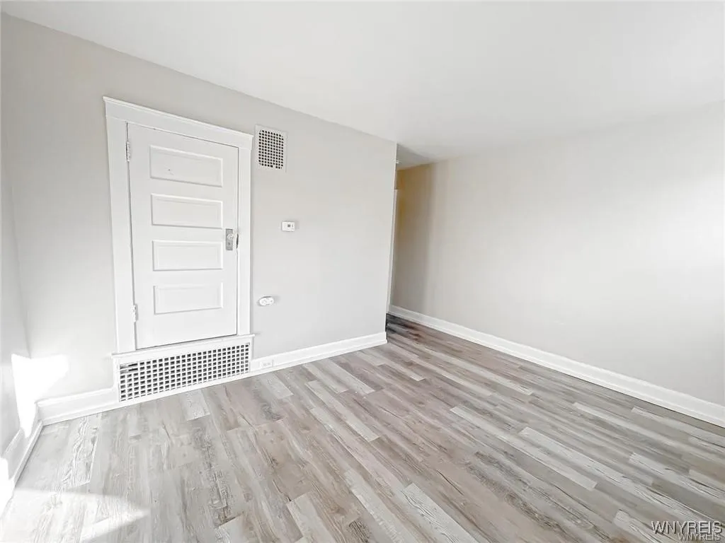 527 24th Street 533, Niagara Falls, New York 14301, Niagara Falls, New York 14301, 2 Bedrooms Bedrooms, 5 Rooms Rooms,1 BathroomBathrooms,Residential Lease,For Rent,527 24th Street 533, Niagara Falls, New York 14301,B1621740