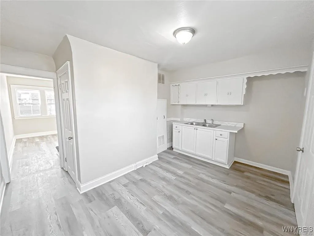 527 24th Street 533, Niagara Falls, New York 14301, Niagara Falls, New York 14301, 2 Bedrooms Bedrooms, 5 Rooms Rooms,1 BathroomBathrooms,Residential Lease,For Rent,527 24th Street 533, Niagara Falls, New York 14301,B1621740