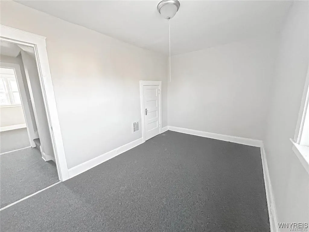 527 24th Street 533, Niagara Falls, New York 14301, Niagara Falls, New York 14301, 2 Bedrooms Bedrooms, 5 Rooms Rooms,1 BathroomBathrooms,Residential Lease,For Rent,527 24th Street 533, Niagara Falls, New York 14301,B1621740