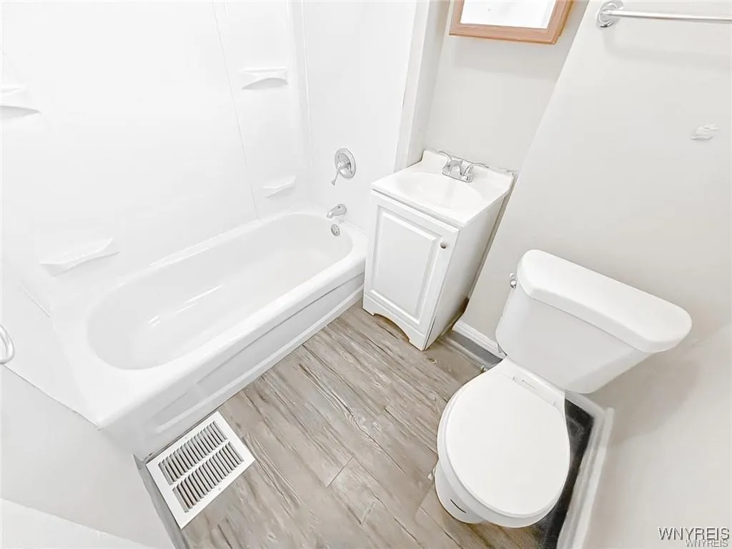 527 24th Street 529, Niagara Falls, New York 14301, Niagara Falls, New York 14301, 4 Bedrooms Bedrooms, 7 Rooms Rooms,1 BathroomBathrooms,Residential Lease,For Rent,527 24th Street 529, Niagara Falls, New York 14301,B1621741