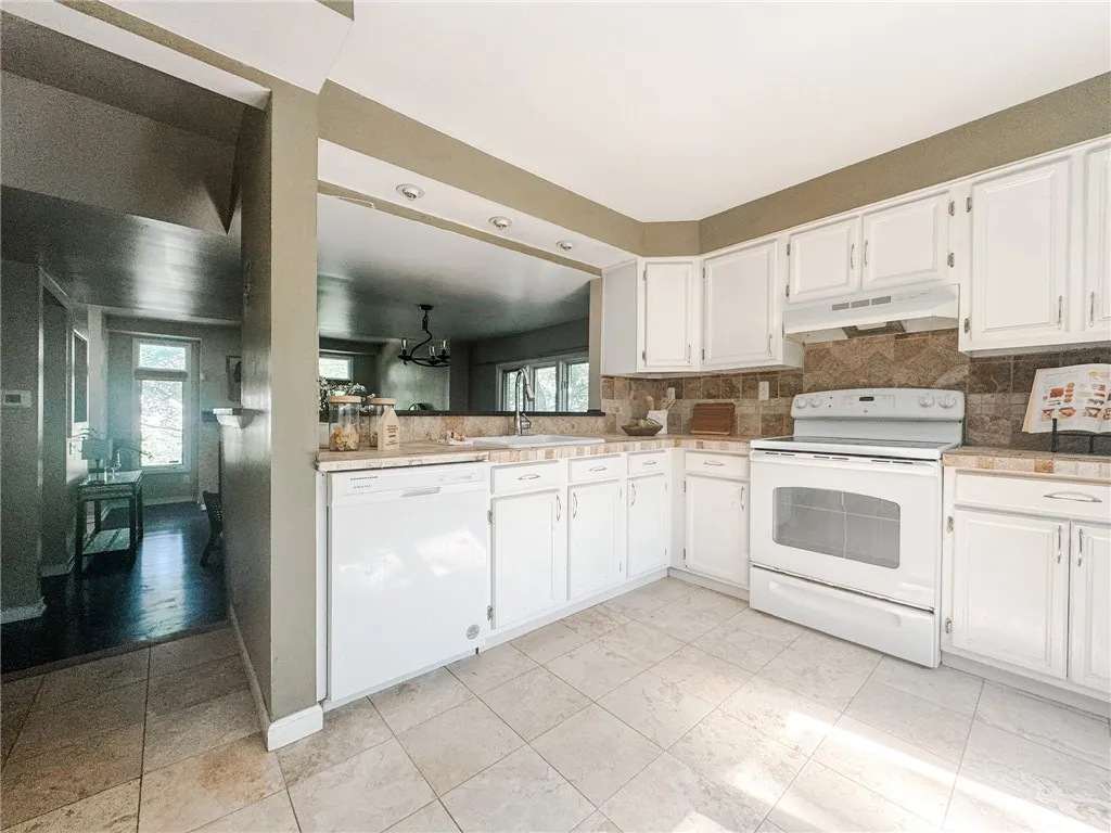 124 Adams Street, Rochester, New York 14608, Rochester, New York 14608, 3 Bedrooms Bedrooms, 5 Rooms Rooms,1 BathroomBathrooms,Residential,For Sale,124 Adams Street, Rochester, New York 14608,R1620107