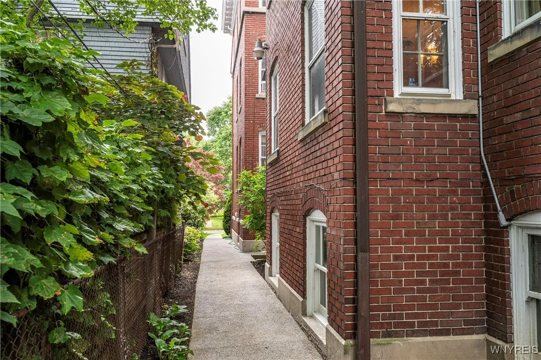 107 Oakland Place 1, Buffalo, New York 14222, Buffalo, New York 14222, 2 Bedrooms Bedrooms, 9 Rooms Rooms,2 BathroomsBathrooms,Residential,For Sale,107 Oakland Place 1, Buffalo, New York 14222,B1619249