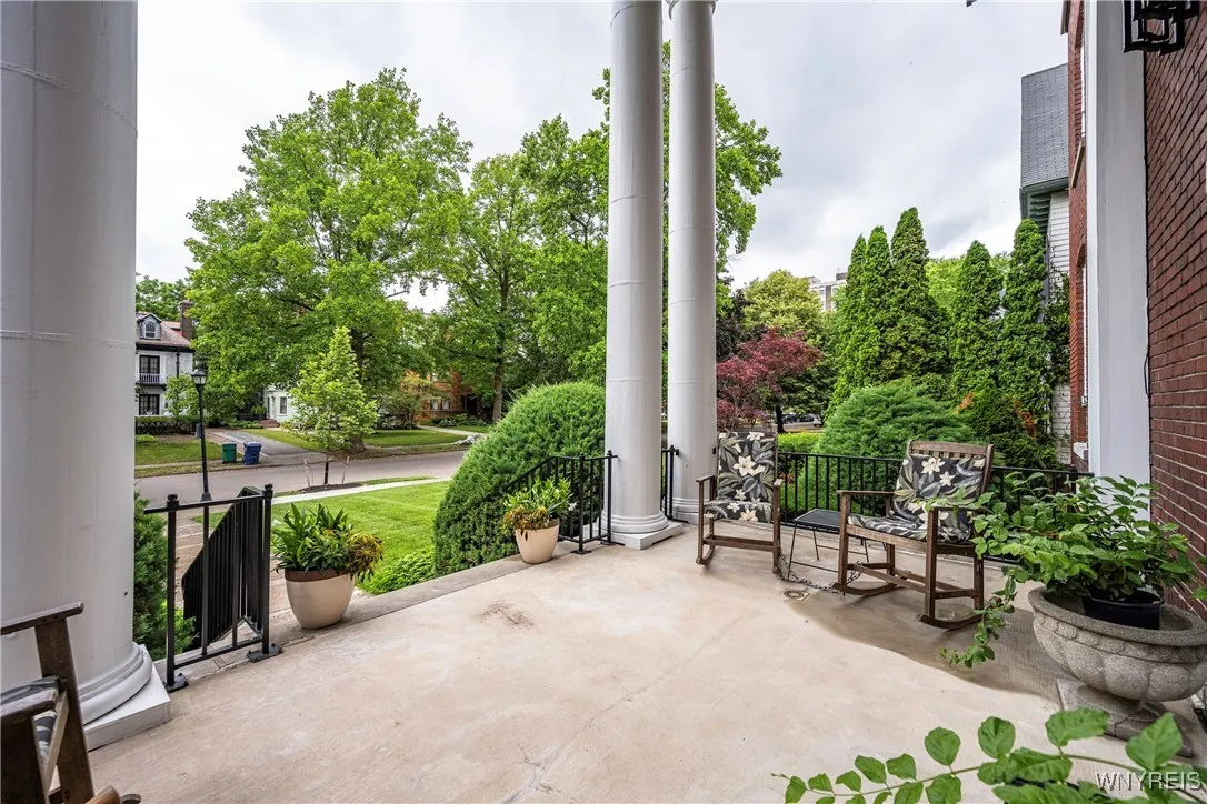 107 Oakland Place 1, Buffalo, New York 14222, Buffalo, New York 14222, 2 Bedrooms Bedrooms, 9 Rooms Rooms,2 BathroomsBathrooms,Residential,For Sale,107 Oakland Place 1, Buffalo, New York 14222,B1619249