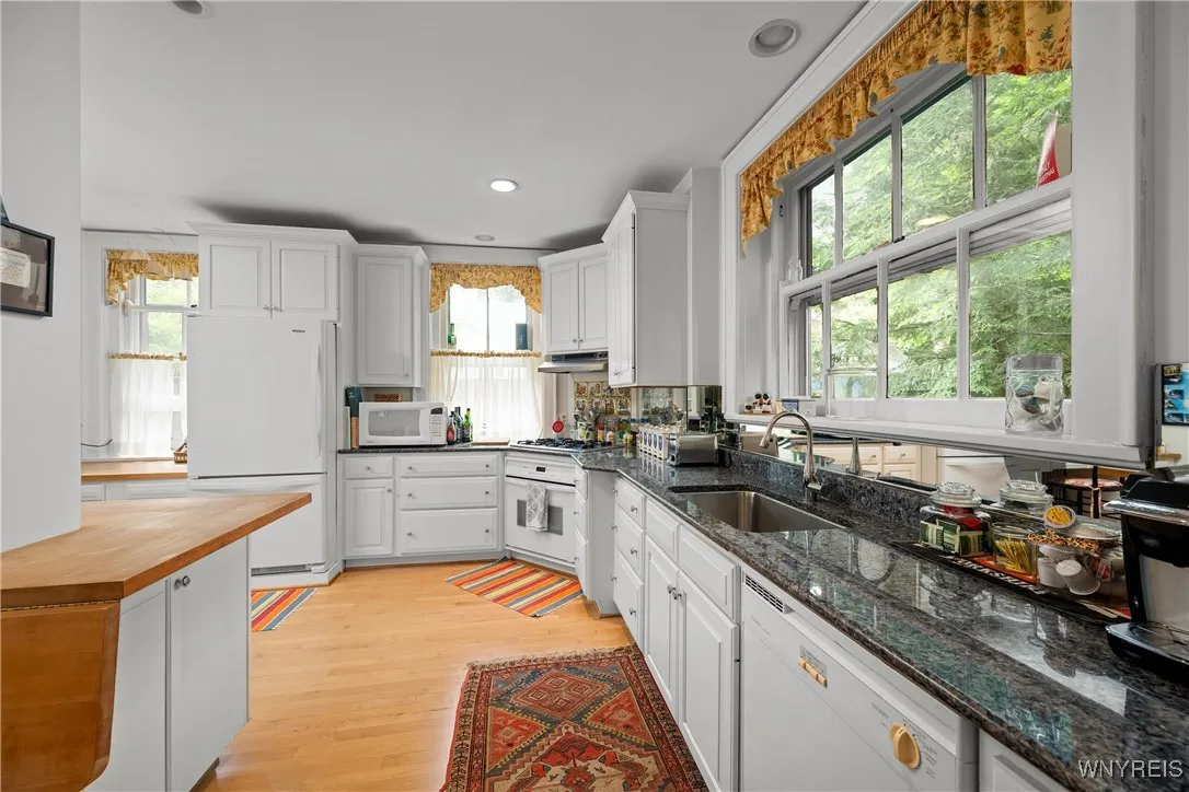 107 Oakland Place 1, Buffalo, New York 14222, Buffalo, New York 14222, 2 Bedrooms Bedrooms, 9 Rooms Rooms,2 BathroomsBathrooms,Residential,For Sale,107 Oakland Place 1, Buffalo, New York 14222,B1619249