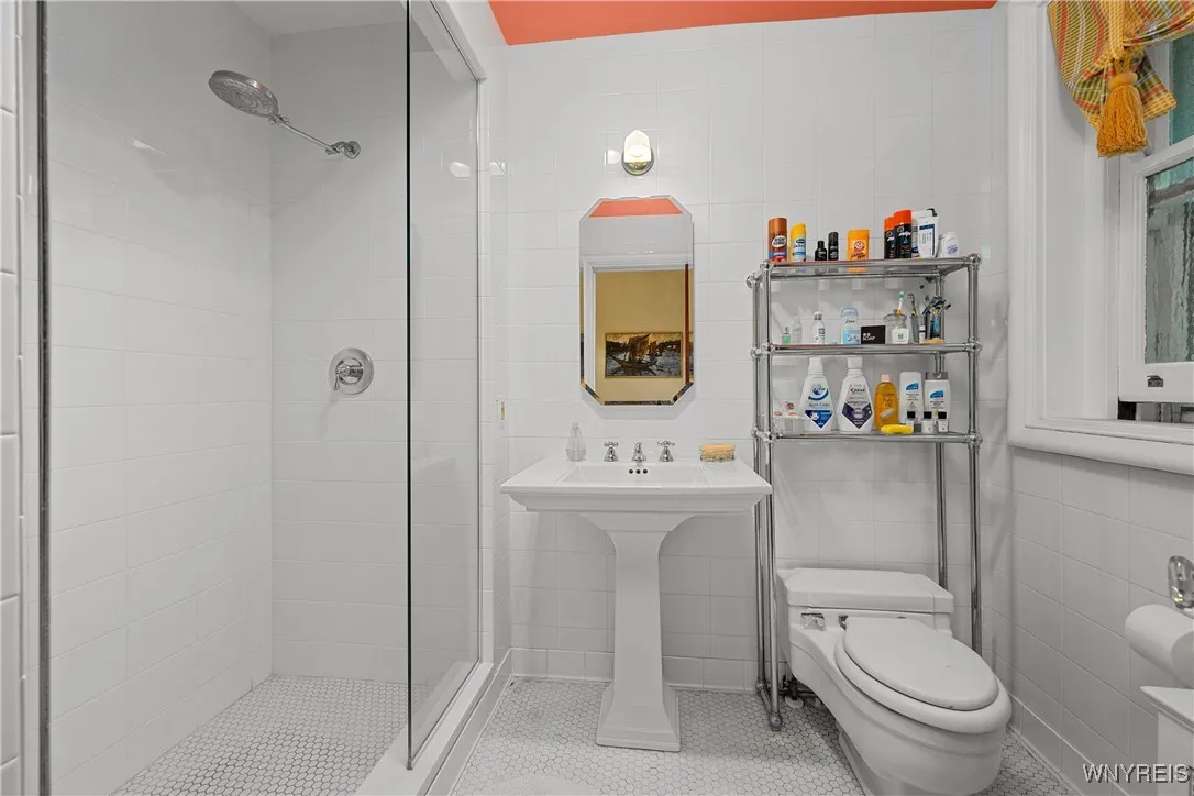 107 Oakland Place 1, Buffalo, New York 14222, Buffalo, New York 14222, 2 Bedrooms Bedrooms, 9 Rooms Rooms,2 BathroomsBathrooms,Residential,For Sale,107 Oakland Place 1, Buffalo, New York 14222,B1619249