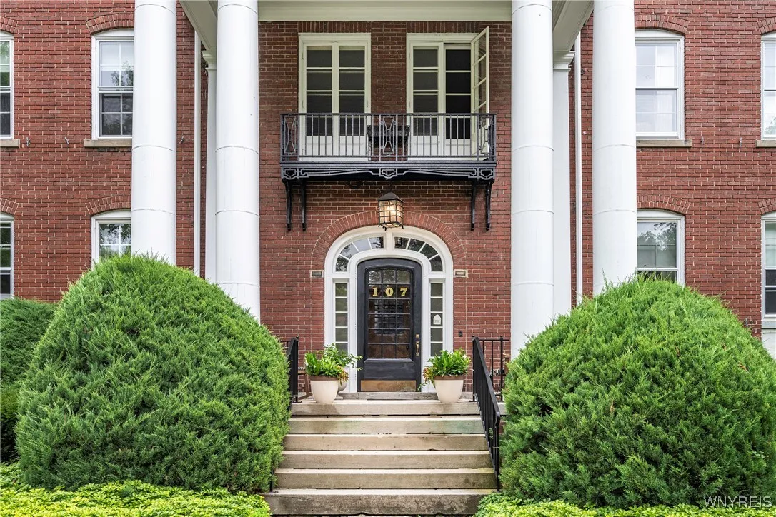 107 Oakland Place 1, Buffalo, New York 14222, Buffalo, New York 14222, 2 Bedrooms Bedrooms, 9 Rooms Rooms,2 BathroomsBathrooms,Residential,For Sale,107 Oakland Place 1, Buffalo, New York 14222,B1619249
