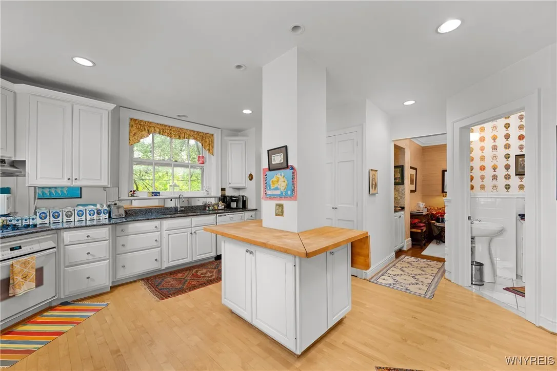 107 Oakland Place 1, Buffalo, New York 14222, Buffalo, New York 14222, 2 Bedrooms Bedrooms, 9 Rooms Rooms,2 BathroomsBathrooms,Residential,For Sale,107 Oakland Place 1, Buffalo, New York 14222,B1619249