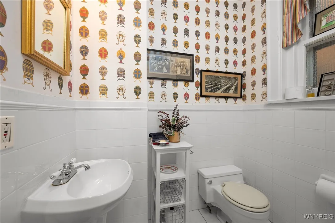 107 Oakland Place 1, Buffalo, New York 14222, Buffalo, New York 14222, 2 Bedrooms Bedrooms, 9 Rooms Rooms,2 BathroomsBathrooms,Residential,For Sale,107 Oakland Place 1, Buffalo, New York 14222,B1619249