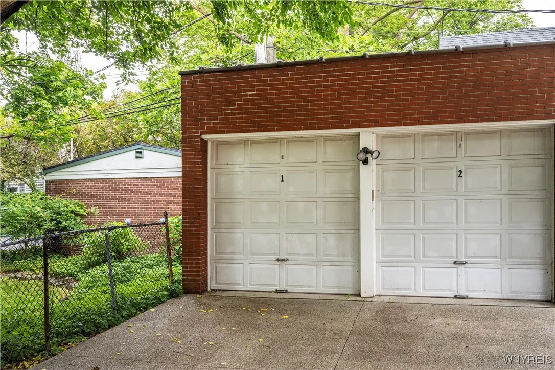 107 Oakland Place 1, Buffalo, New York 14222, Buffalo, New York 14222, 2 Bedrooms Bedrooms, 9 Rooms Rooms,2 BathroomsBathrooms,Residential,For Sale,107 Oakland Place 1, Buffalo, New York 14222,B1619249