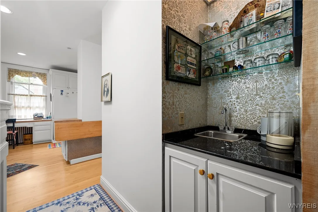 107 Oakland Place 1, Buffalo, New York 14222, Buffalo, New York 14222, 2 Bedrooms Bedrooms, 9 Rooms Rooms,2 BathroomsBathrooms,Residential,For Sale,107 Oakland Place 1, Buffalo, New York 14222,B1619249