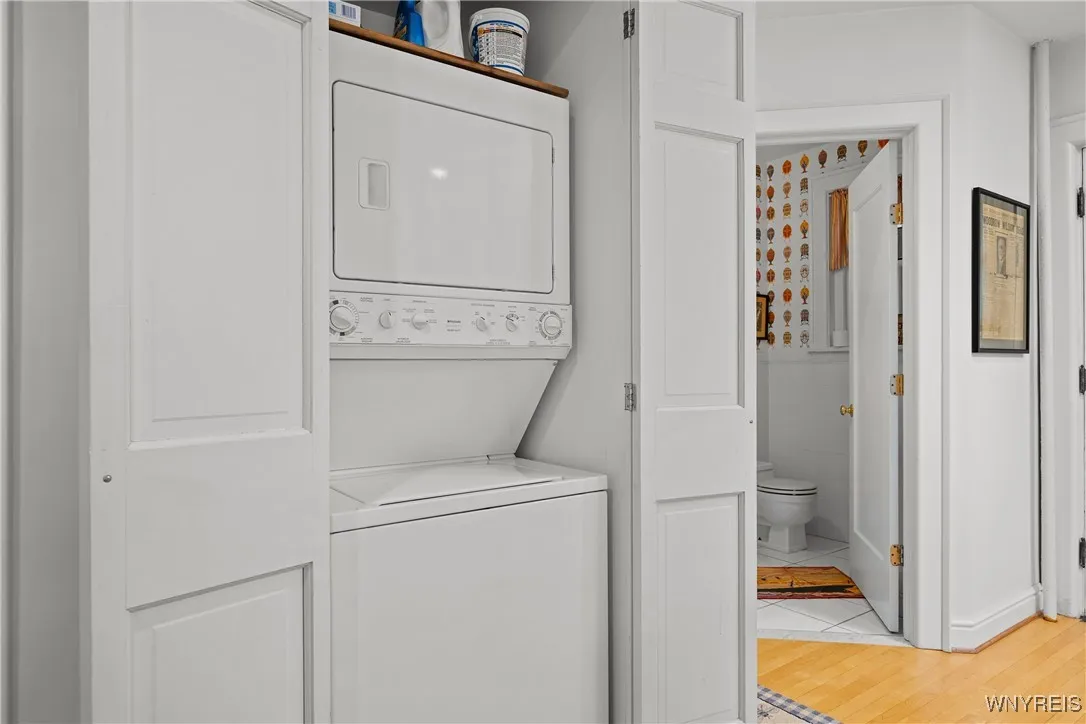 107 Oakland Place 1, Buffalo, New York 14222, Buffalo, New York 14222, 2 Bedrooms Bedrooms, 9 Rooms Rooms,2 BathroomsBathrooms,Residential,For Sale,107 Oakland Place 1, Buffalo, New York 14222,B1619249