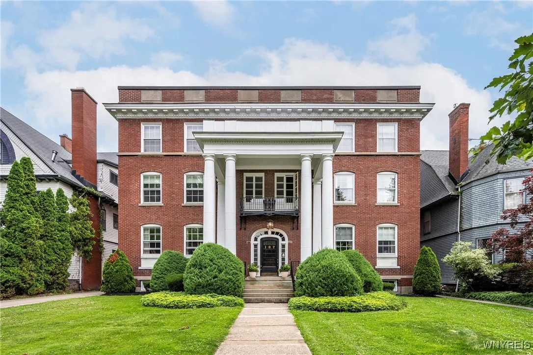 107 Oakland Place 1, Buffalo, New York 14222, Buffalo, New York 14222, 2 Bedrooms Bedrooms, 9 Rooms Rooms,2 BathroomsBathrooms,Residential,For Sale,107 Oakland Place 1, Buffalo, New York 14222,B1619249