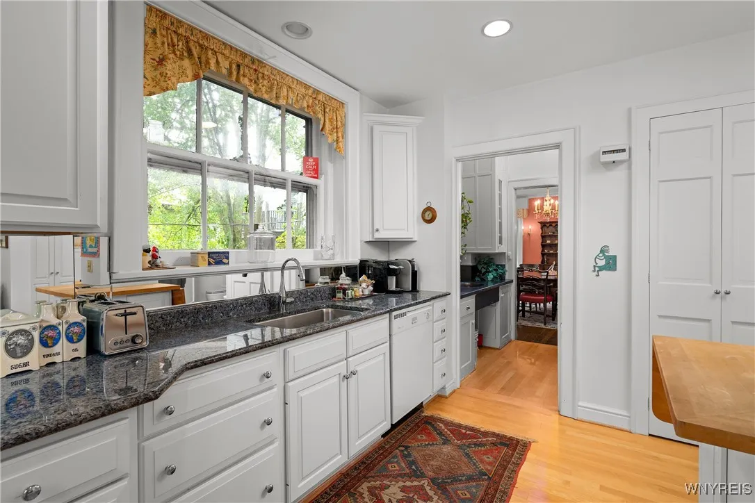 107 Oakland Place 1, Buffalo, New York 14222, Buffalo, New York 14222, 2 Bedrooms Bedrooms, 9 Rooms Rooms,2 BathroomsBathrooms,Residential,For Sale,107 Oakland Place 1, Buffalo, New York 14222,B1619249