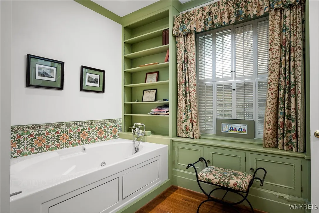 107 Oakland Place 1, Buffalo, New York 14222, Buffalo, New York 14222, 2 Bedrooms Bedrooms, 9 Rooms Rooms,2 BathroomsBathrooms,Residential,For Sale,107 Oakland Place 1, Buffalo, New York 14222,B1619249