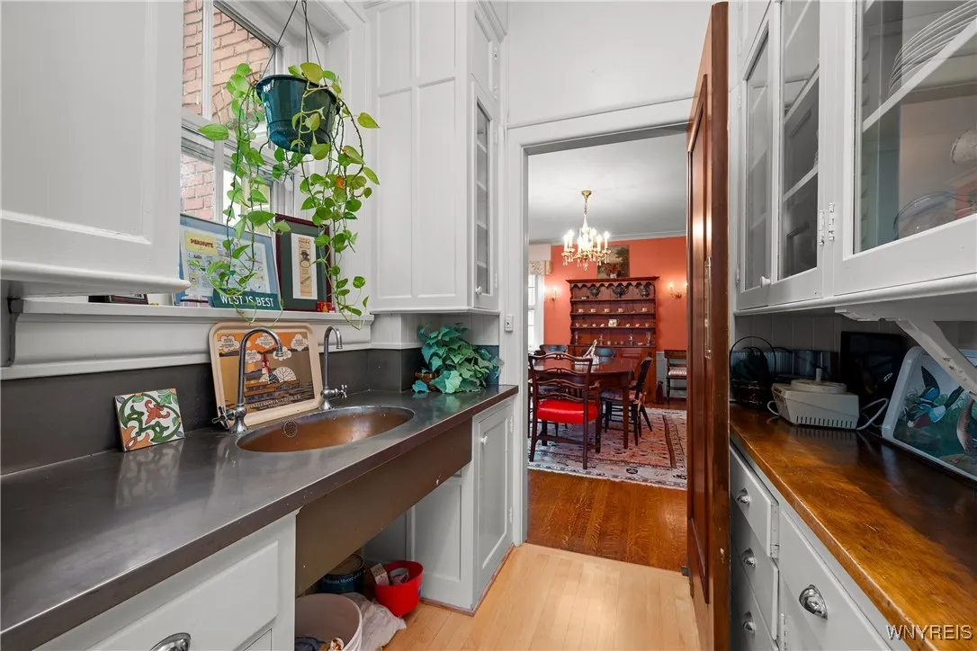 107 Oakland Place 1, Buffalo, New York 14222, Buffalo, New York 14222, 2 Bedrooms Bedrooms, 9 Rooms Rooms,2 BathroomsBathrooms,Residential,For Sale,107 Oakland Place 1, Buffalo, New York 14222,B1619249