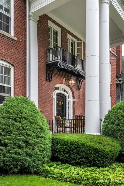 107 Oakland Place 1, Buffalo, New York 14222, Buffalo, New York 14222, 2 Bedrooms Bedrooms, 9 Rooms Rooms,2 BathroomsBathrooms,Residential,For Sale,107 Oakland Place 1, Buffalo, New York 14222,B1619249