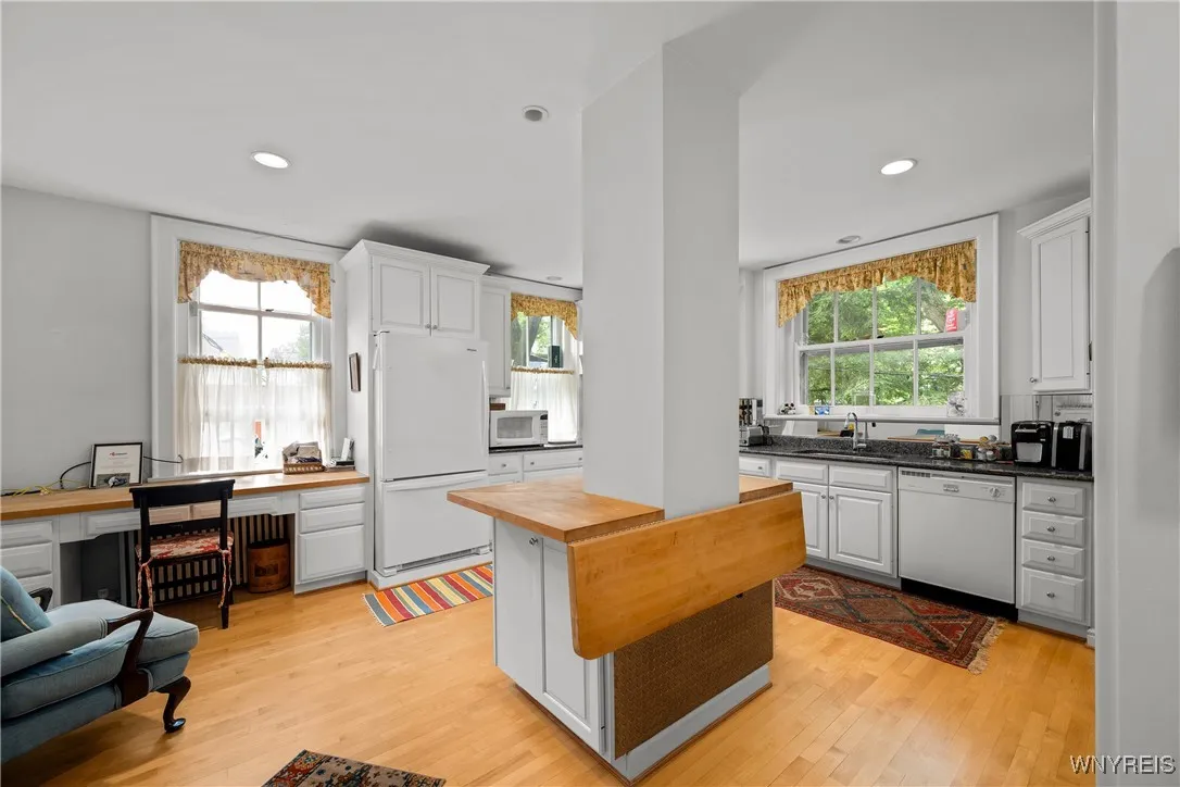 107 Oakland Place 1, Buffalo, New York 14222, Buffalo, New York 14222, 2 Bedrooms Bedrooms, 9 Rooms Rooms,2 BathroomsBathrooms,Residential,For Sale,107 Oakland Place 1, Buffalo, New York 14222,B1619249