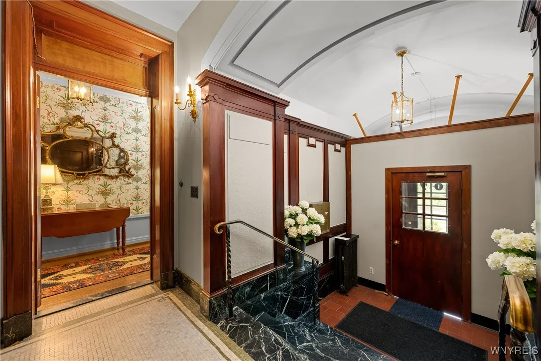 107 Oakland Place 1, Buffalo, New York 14222, Buffalo, New York 14222, 2 Bedrooms Bedrooms, 9 Rooms Rooms,2 BathroomsBathrooms,Residential,For Sale,107 Oakland Place 1, Buffalo, New York 14222,B1619249