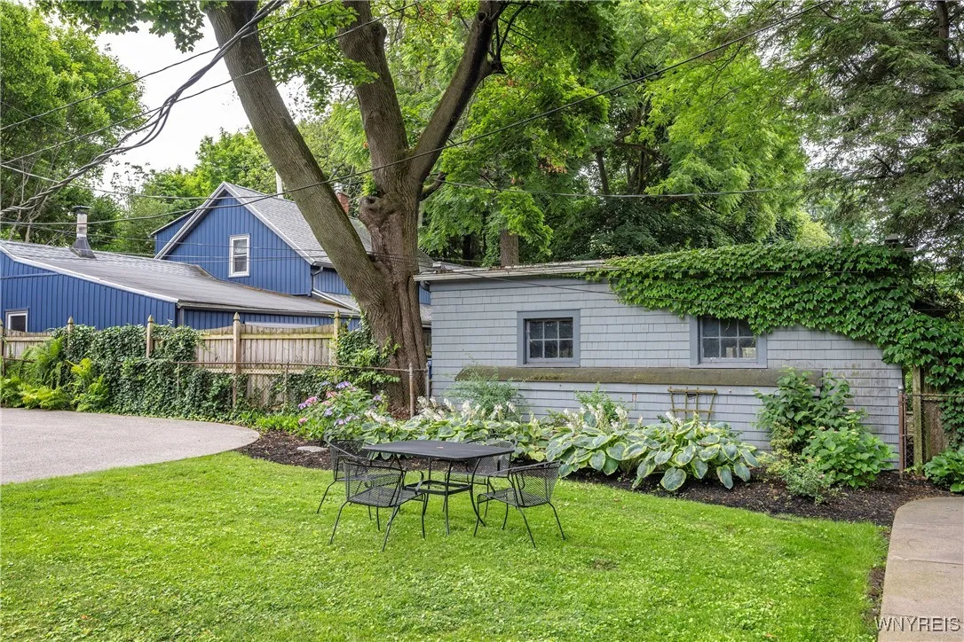 107 Oakland Place 1, Buffalo, New York 14222, Buffalo, New York 14222, 2 Bedrooms Bedrooms, 9 Rooms Rooms,2 BathroomsBathrooms,Residential,For Sale,107 Oakland Place 1, Buffalo, New York 14222,B1619249
