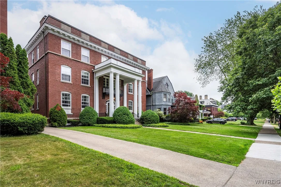 107 Oakland Place 1, Buffalo, New York 14222, Buffalo, New York 14222, 2 Bedrooms Bedrooms, 9 Rooms Rooms,2 BathroomsBathrooms,Residential,For Sale,107 Oakland Place 1, Buffalo, New York 14222,B1619249