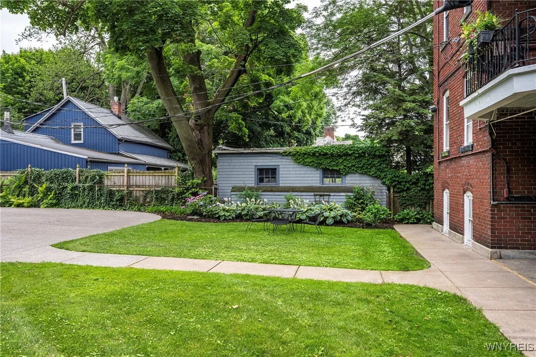 107 Oakland Place 1, Buffalo, New York 14222, Buffalo, New York 14222, 2 Bedrooms Bedrooms, 9 Rooms Rooms,2 BathroomsBathrooms,Residential,For Sale,107 Oakland Place 1, Buffalo, New York 14222,B1619249